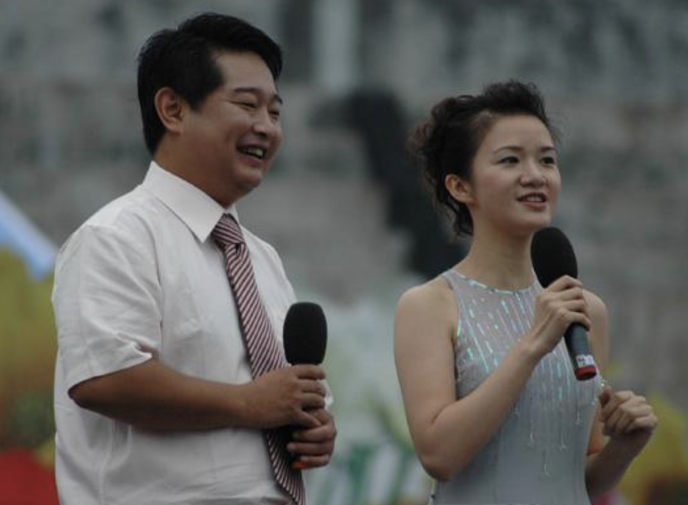 主持人|乡约主持人肖东坡：事业巅峰却遭离婚，丢校花老婆后与她55天闪婚