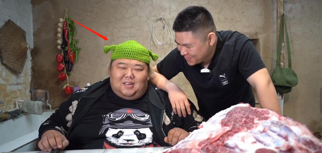 600斤胖猴仔被群嘲，老婆不关心他死活？网友：帽子像极了爱情