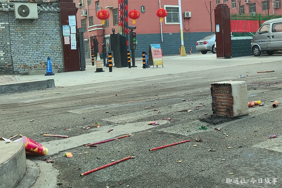 聊通社 山东聊城一市民燃烧竹子代替鞭炮，在噼噼啪啪声中营造出传统年味