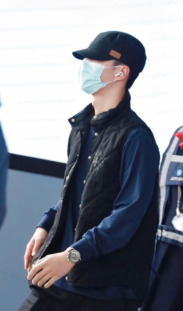 眼镜|王一博，每次戴眼镜都不一样的感觉！还有这头发怎么突然长长了