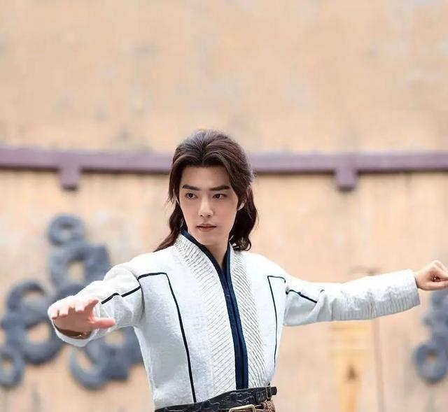 琉璃|《斗罗大陆》大爆，乐华害怕地位不保，两手准备对付肖战！