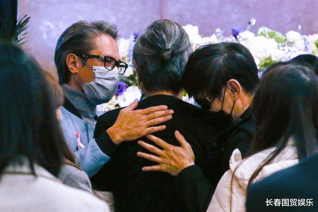 包小柏|包小柏送别爱女，亲自打点布置灵堂，包家三兄弟抱头痛哭场面哀戚