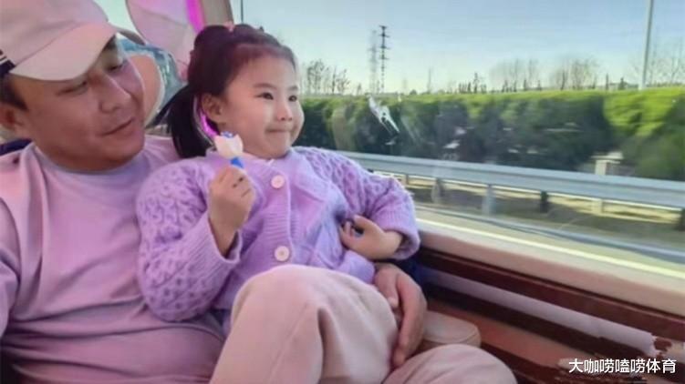 王楠|接地气！王楠一家人畅玩游戏厅+路边撸串，5岁女儿喜欢爸爸害怕妈