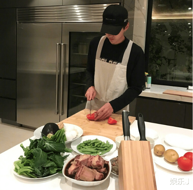 吴亦凡|工作室员工频繁离职，吴亦凡妈妈“黑料”被扒，有其母必有其子？