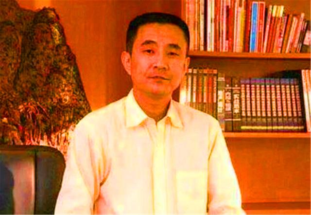 明星|负债800亿逃往国外，带走一女明星和61个亿，父亲下葬都不回来