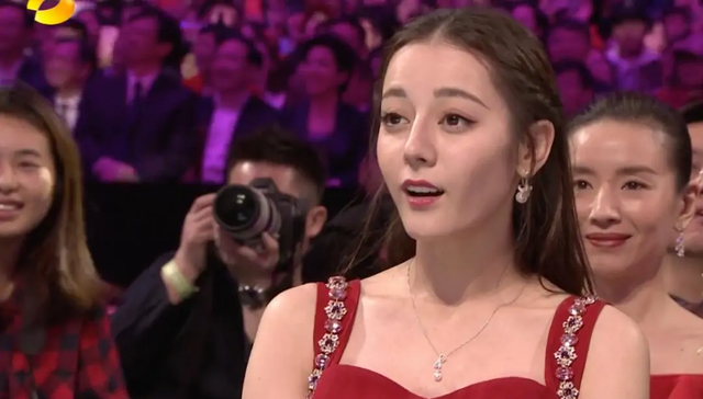 迪丽热巴|演员获奖时表情：周冬雨当场愣住，热巴从容捂胸，王菲：我应得的