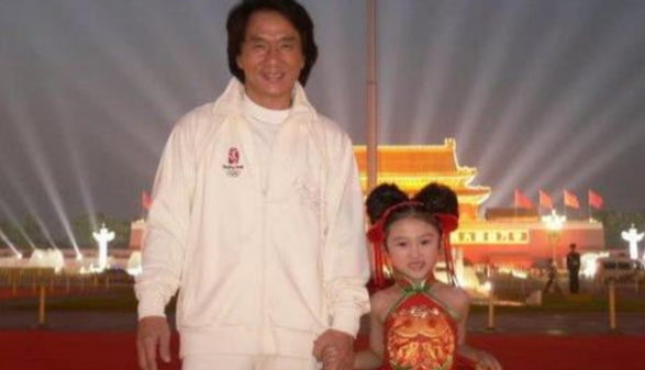 陆子艺|她6岁被成龙抱着上春晚，14岁却因长相被吐槽，今现状打脸网友