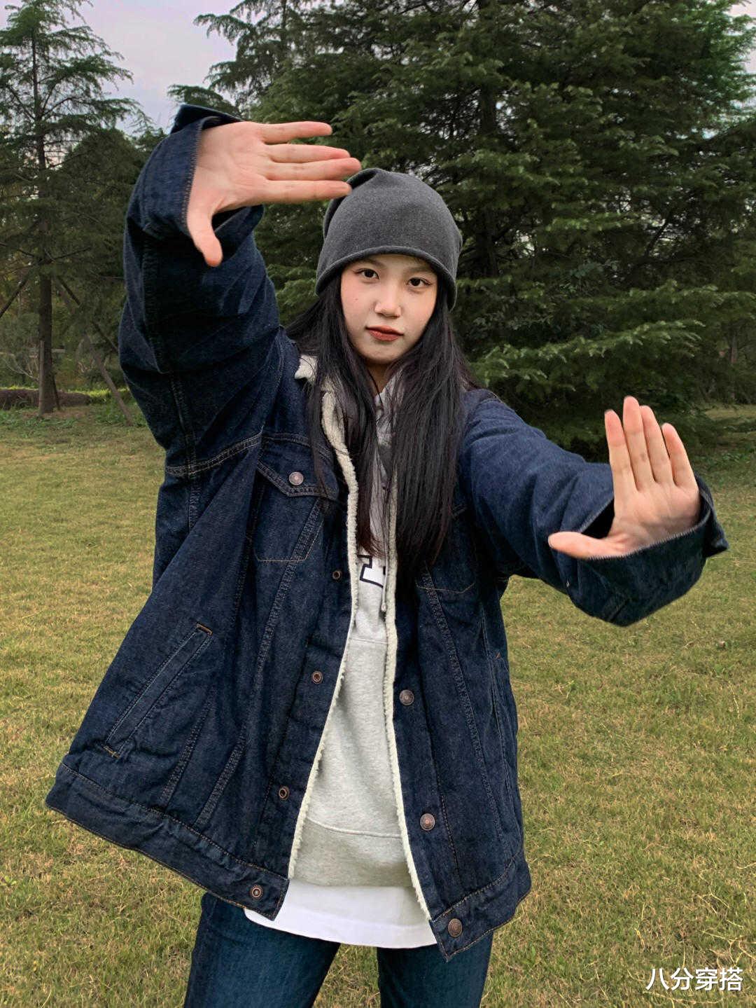 八分穿搭 秋冬厚外套怎么搭？加绒牛仔外套搭配紧身牛仔裤，保暖又洋气