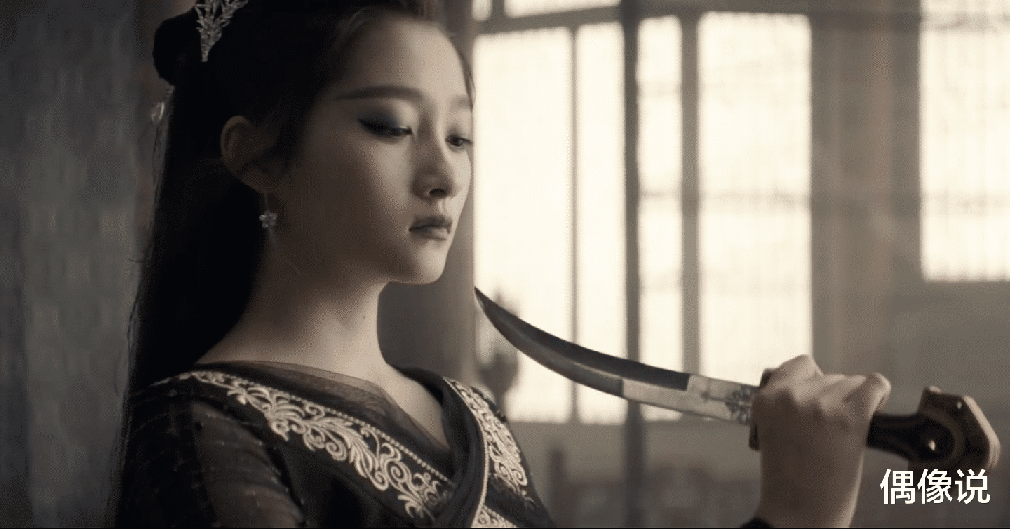 关晓彤|关晓彤新电影剧照发布，涂绿色眼影，蒙黑色面纱，造型别致！