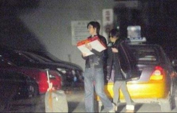 闫妮|闫妮凭什么成为最老谋女郎，为何和前夫离婚，又跟几个小鲜肉谈情说爱