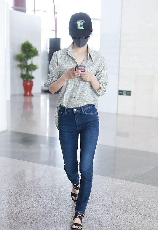 王珞丹|王珞丹私下里好自然，穿格纹大衣素颜出镜，戴个眼镜挺像老师的