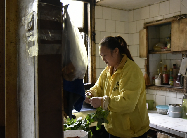 永不放弃,湖南东安女子带脑瘫儿子求医13年,蜗居8平米出租房