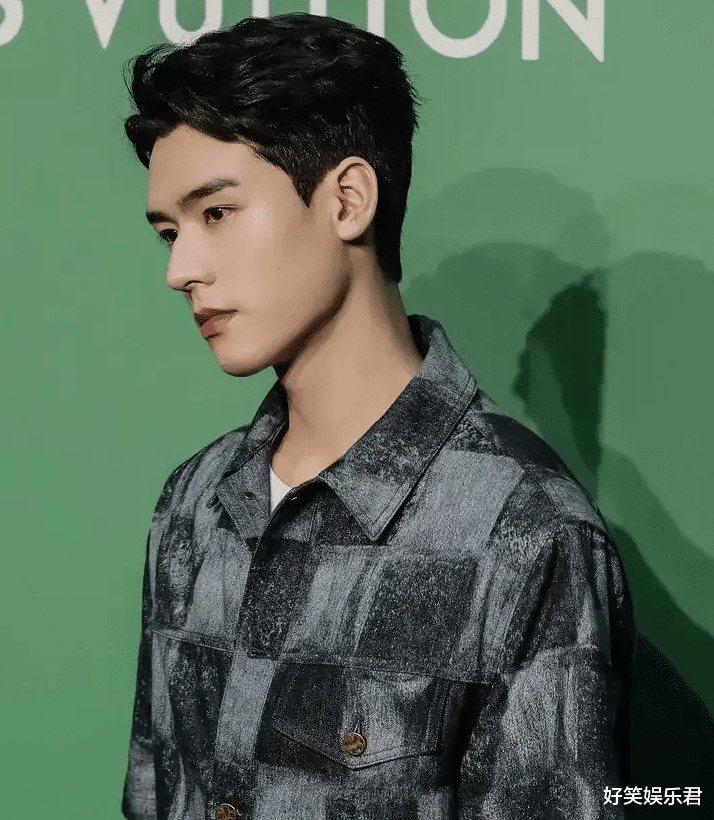 龚俊|龚俊参加活动被围堵，路人镜头颜值胜精修，却被批保镖比粉丝都多