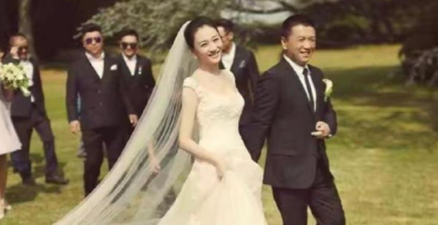 黄磊|她两次流产至今无子，嫁给十年男闺蜜，今44岁被宠成小公主