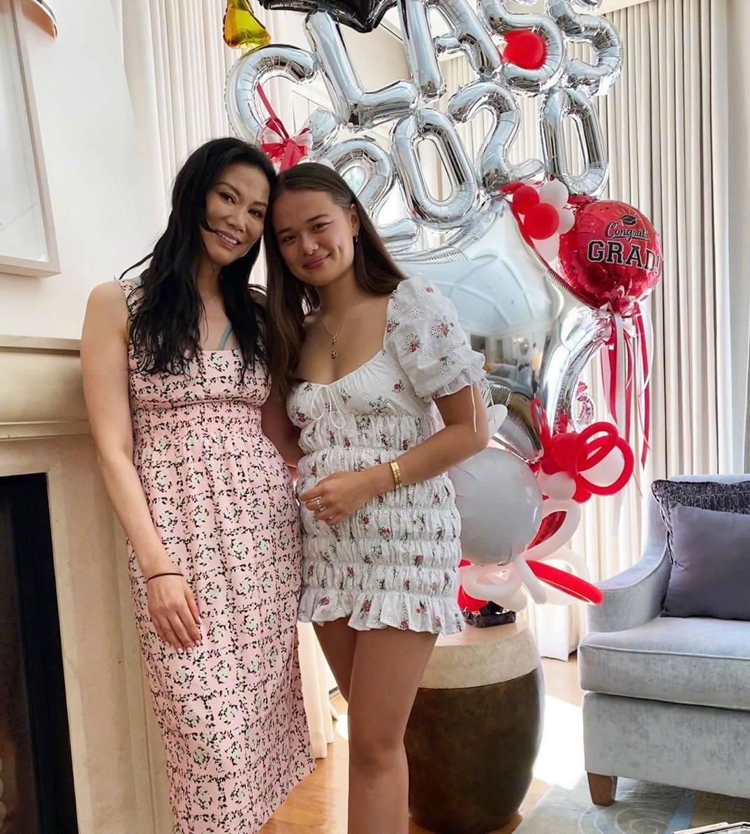 朱之文|邓文迪又靠男人上位？与会玩火的男人拍时尚大片，浓妆艳抹好亮眼