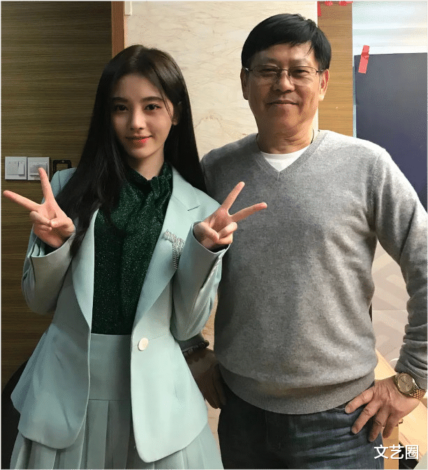 迪丽热巴|26位当红女星未修图曝光，与同一位工作人员合影，热巴惊艳赵丽颖温柔