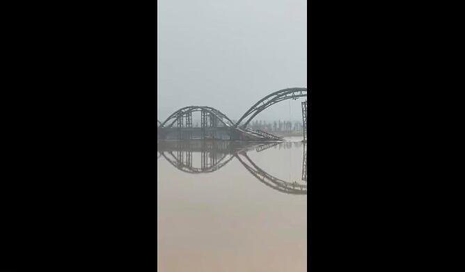 河南100度 宜陽縣一在建景觀橋坍塌 當(dāng)?shù)鼗貞?yīng)：水位突然上漲2米造成