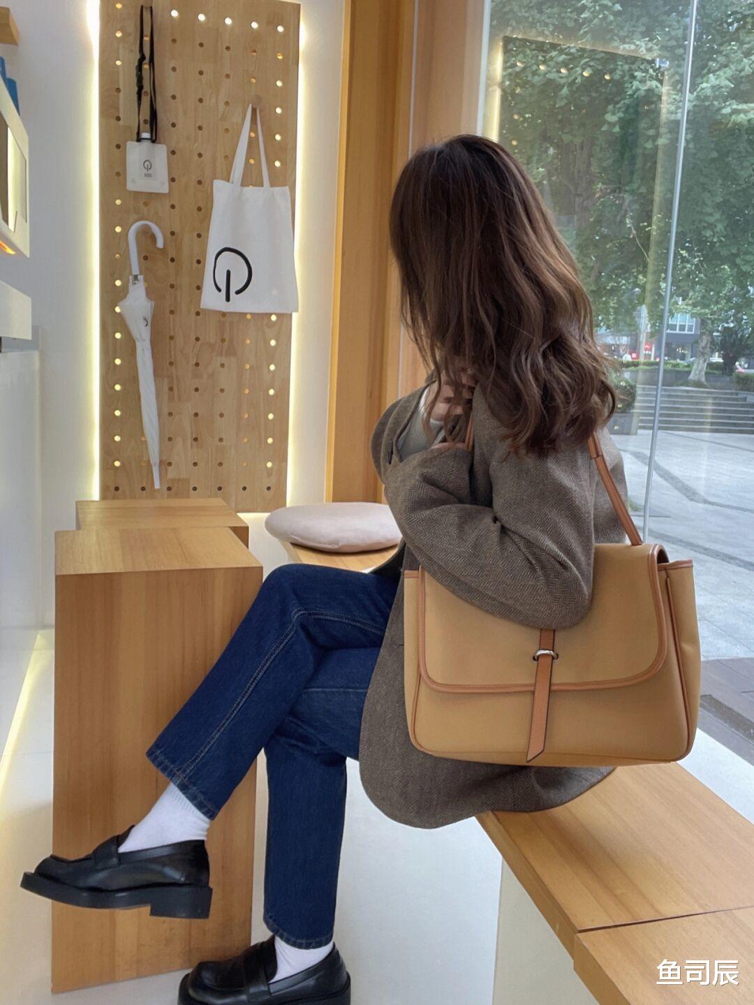 鱼司辰 秋冬韩系不露腿穿搭怎么穿？西装格子外套+牛仔裤，复古又时髦！