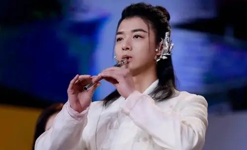 张翰|有种“整容”叫做霍尊,头发剪短后判若两人,网友:早这样早火了