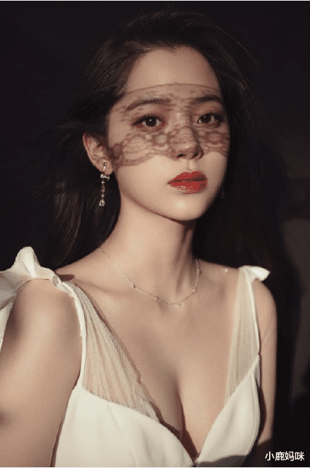 王一博|有种“发育过猛”叫欧阳娜娜，她平躺到沙发上一刻，直男看直眼了