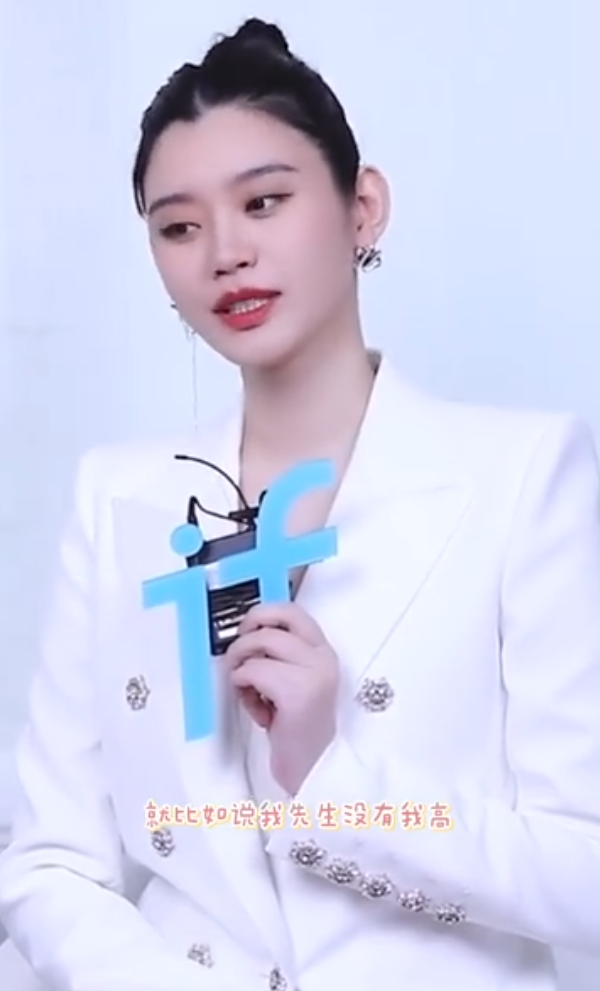 奚梦瑶|网友偶遇奚梦瑶做产检，何猷君轻搂妻子的腰，被调侃是“小鸟依人”