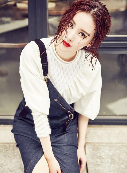 晒晒张萌的家，欧式沙发后做的精致石膏线壁炉，看着也太豪华了