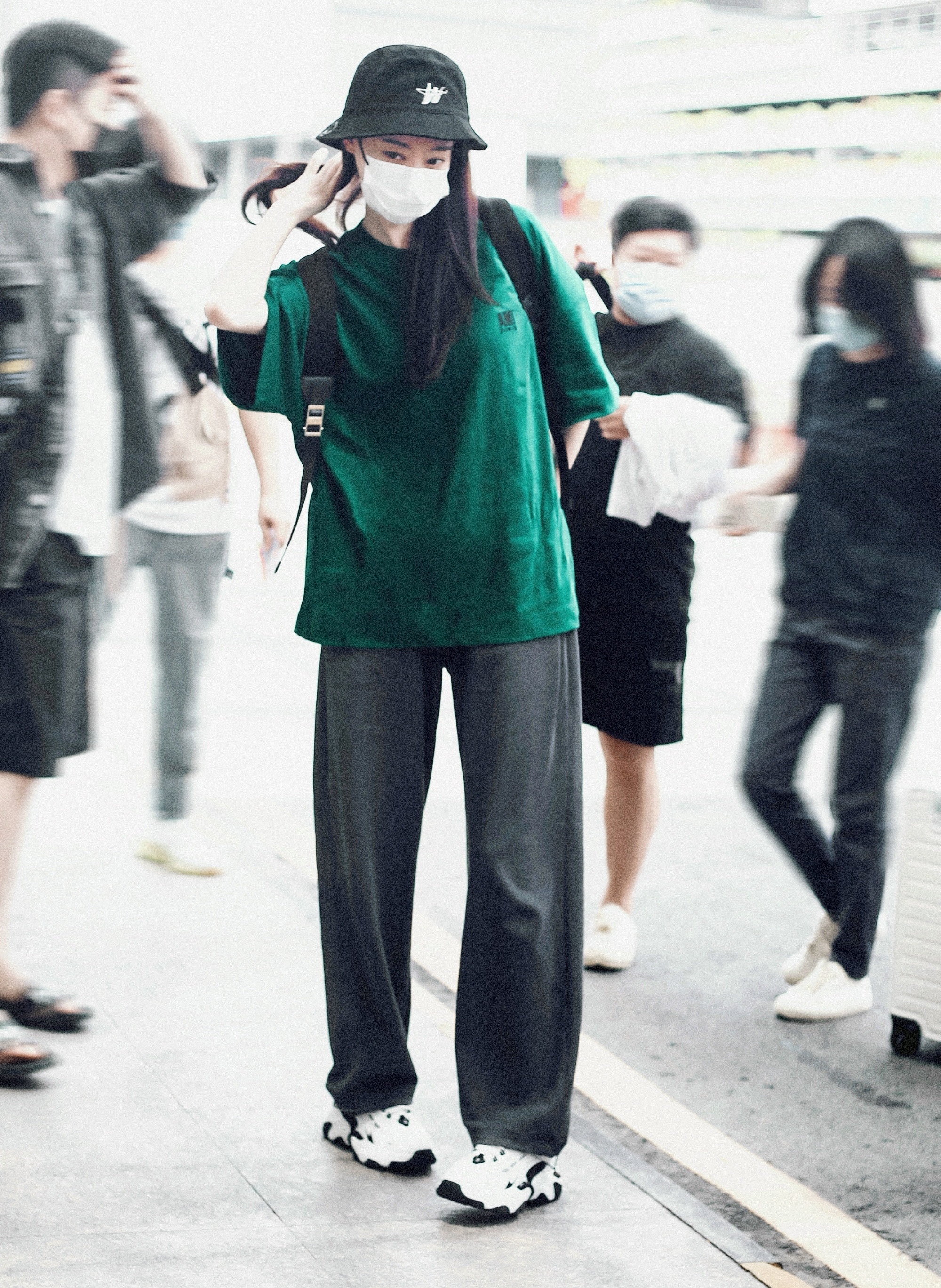 一街拍|网友影城偶遇贾玲张小斐，贾玲扎小辫子，张小斐戴帽耸肩好呆萌