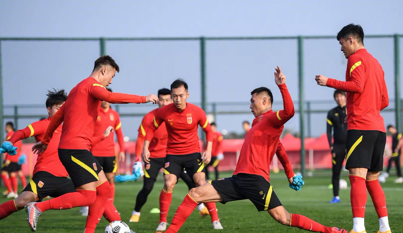 李鐵|國足首戰(zhàn)時(shí)間敲定，李鐵打造全新三叉戟，歸化頭牌+2本土前鋒亮相