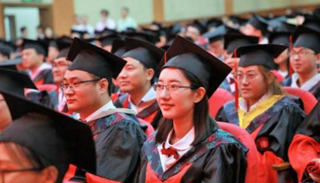 招聘|一份中学教师“招聘”公示引争议,年薪高达60万,老师这么值钱?