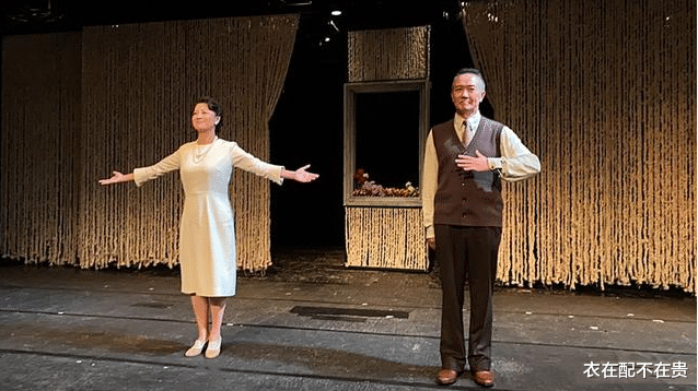 衣在配不在贵|“李云龙”携妻演话剧，小13岁爱人穿白裙很优雅，站一起像两代人