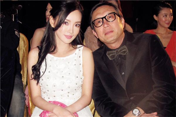 王一博|被王晶发掘时才读大二，拍3部电影狂捞26亿，今成“最美晶女郎”