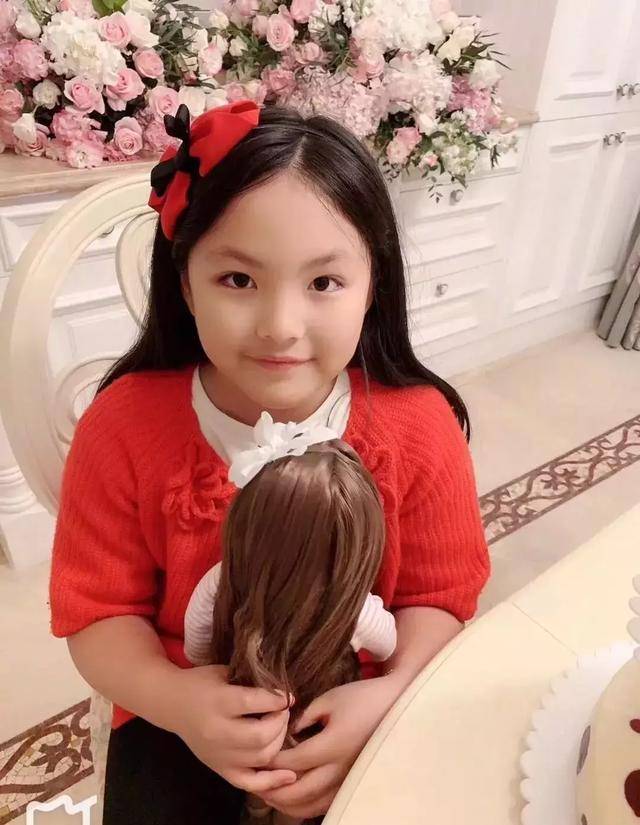 |李湘晒出女儿的照片,王诗龄瘦身后气质出众,现已出落得非常优秀