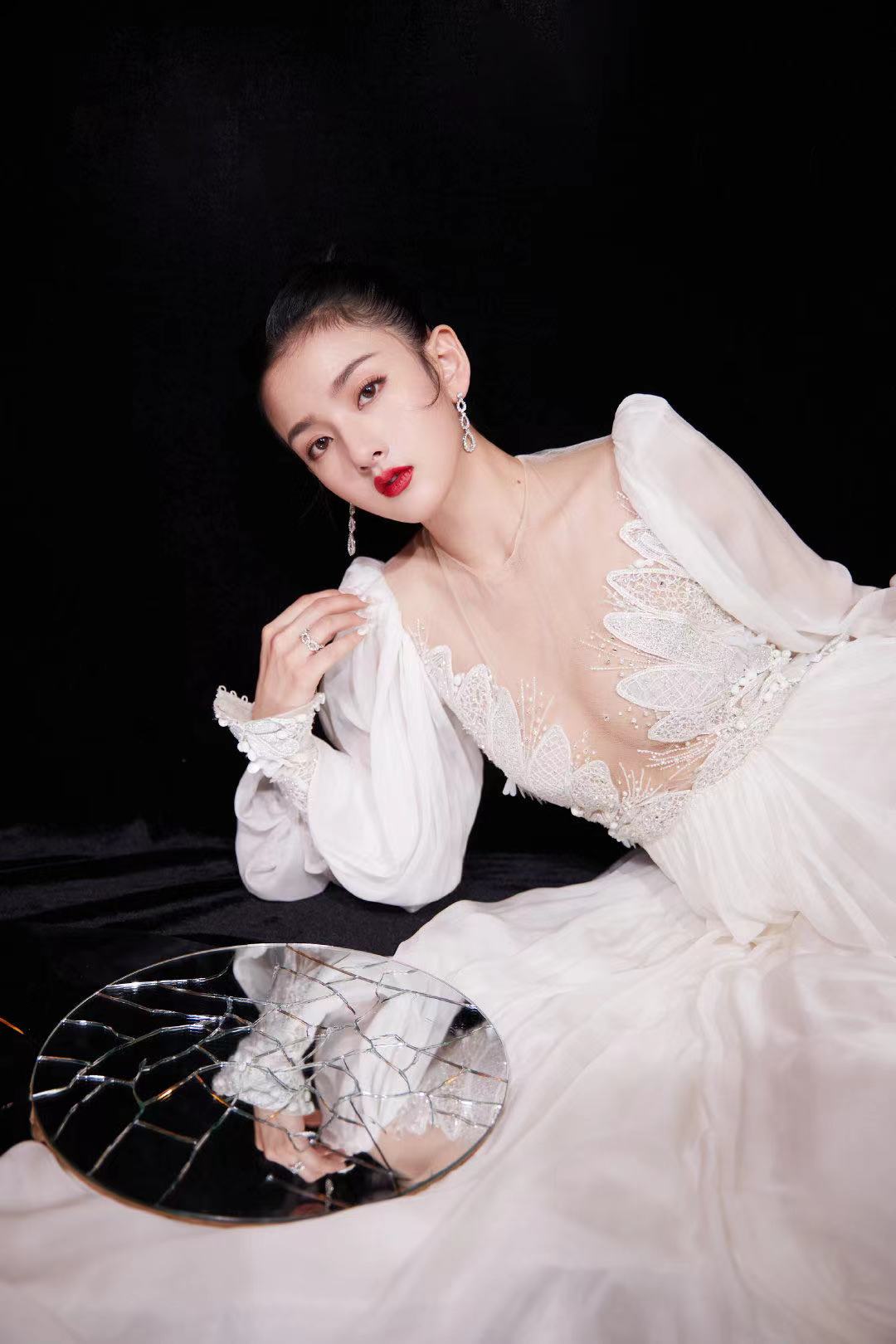 杨幂|女星红毯造型有多拼！杨幂穿低胸装，热巴穿吊带，吴宣仪穿透视裙