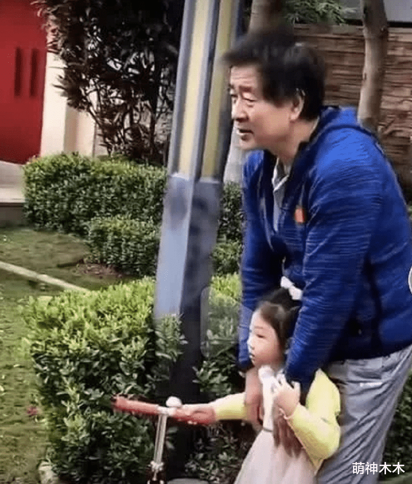 洪欣|濮存昕现身私人饭局，闲聊遭偷拍，网友恐其失言成为另一个老毕