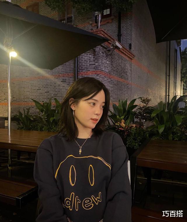 穿衣搭配|欧阳娜娜剪短发后更好看了，现身机场秀穿搭，休闲时尚很气质