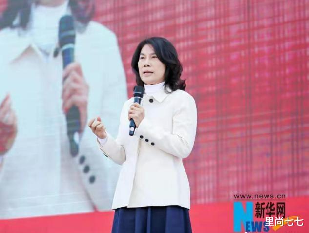 项链 59岁关之琳逛街被偶遇，脖子上戴满项链不嫌重，打扮时髦身材辣