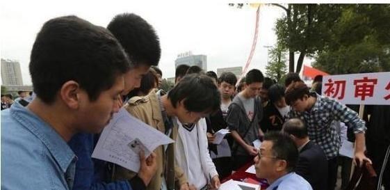 萌听小c姐|考生公务员笔试第二面试第一,政审却未通过,只因爷爷的“过失”