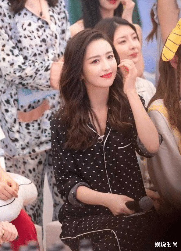 娱说时尚 佟丽娅放飞自我有多可怕,女团风感觉要飞起来了,挡不住的时尚