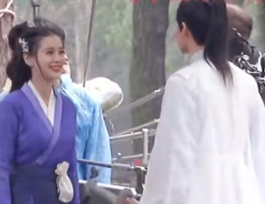 Angelababy|angelababy新戏路透曝光！多次甜蜜拥抱亲吻马天宇，脸上笑容羞涩