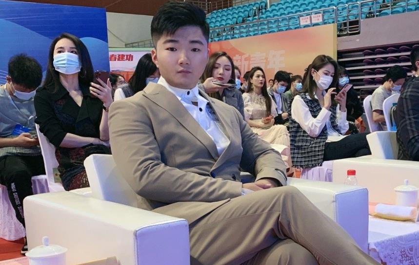 奶球妈咪聊|网红白小白被圈内主播嘲讽,直言其为“三线歌手”,气急挂断连麦