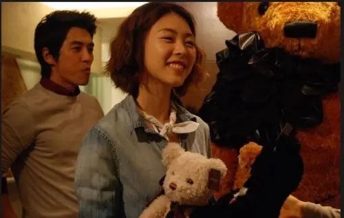 刘荷娜|她曾与林志颖搭档走红，却因恋爱退圈，如今竟躺公公腿上引起舆论