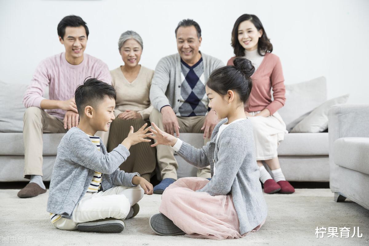 “俩孩子摔倒,奶奶却抱起弟弟骂姐姐,孙子是亲的孙女是捡的?”