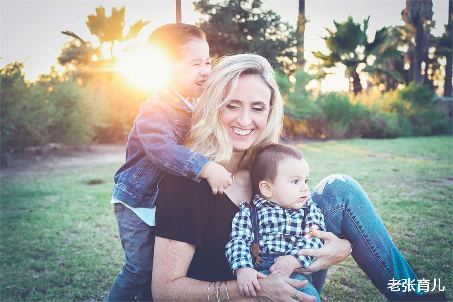 老张育儿|二宝出生,大宝跟谁睡呢?来看看聪明宝妈的“锦囊妙计”