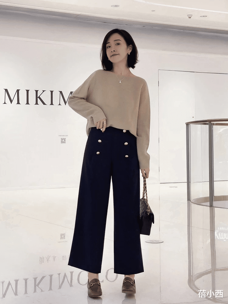 蓓小西 今年还是穿“小黑裤”最时髦，搭配针织衫、毛衣、大衣，真高级