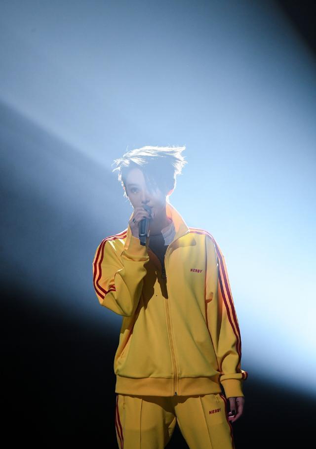 张馨予|张馨予短发被指太油腻！发文回应却狂撒狗粮，何捷无意暴露爱称