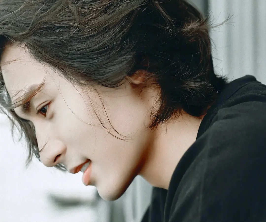 张哲瀚|张哲瀚被曝求婚王佩雯?华晨宇吴亦凡接连塌房,内娱男星行不行