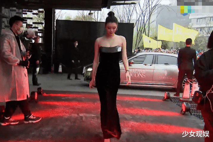 奚梦瑶|32岁奚梦瑶走芭莎红毯，无美颜镜头摆拍，这生图我没看错吧