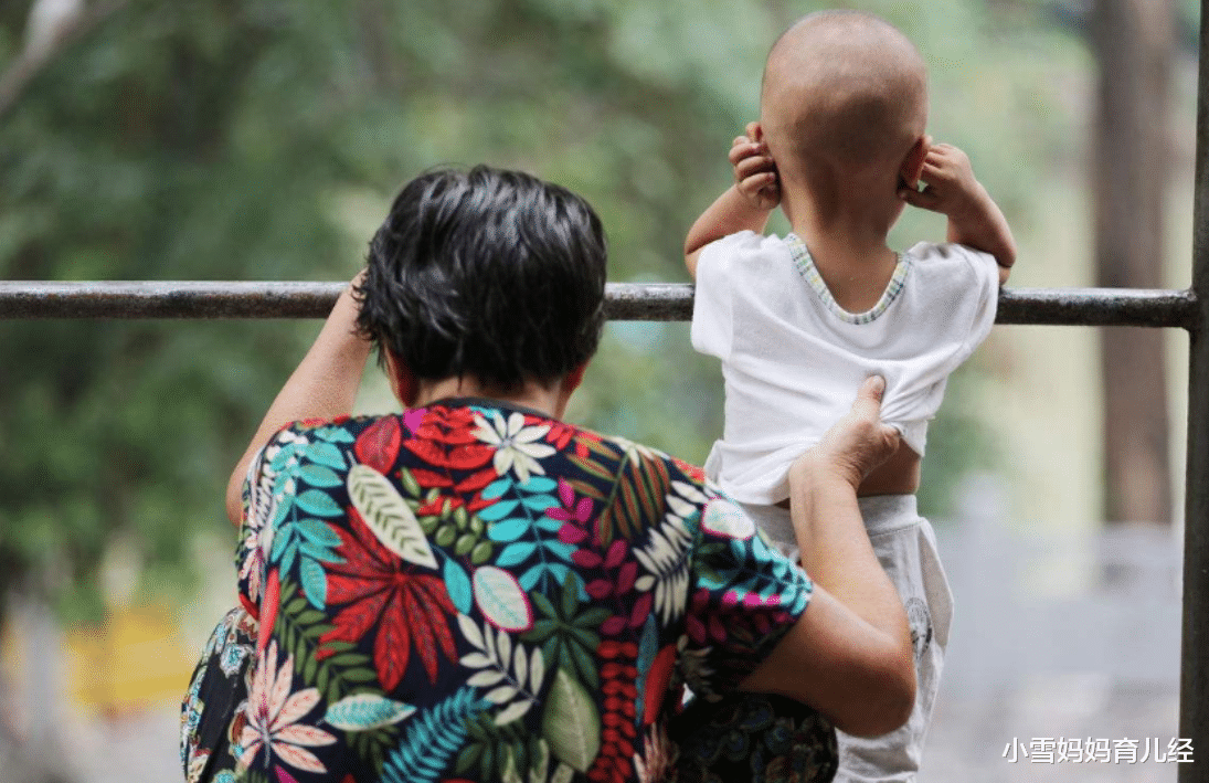 小雪妈妈育儿经|“爸妈一走,爷奶松手”,老人假带娃盛行,90后父母压力太大了