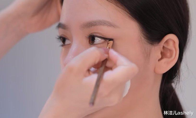 眼线 比起甜美的少女感，还是猫系妆容性感撩人，Jennie辛芷蕾就是典范