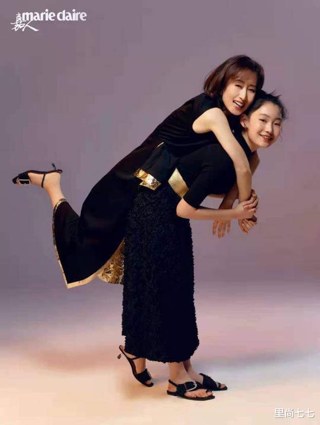 娱乐圈|刘敏涛12岁女儿首露面，母女拍大片女儿气场强，五官高级脸型像妈